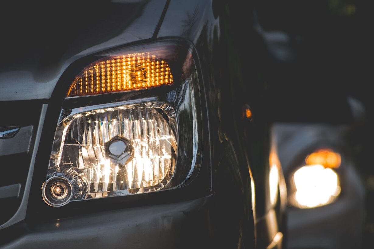 Luces LED para coches: ¿qué normativa debes seguir?