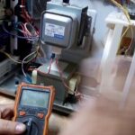 Por qué el plato del microondas gira al abrir la puerta: explicación y solución