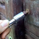 Trucos efectivos para quitar una tuerca atascada en un tornillo giratorio