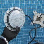 Cambia tus focos halógenos por LED en la piscina: ¡Ahorra energía y dinero!
