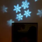 Proyecta la magia de la Navidad con copos de nieve