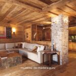 Rústico y acogedor: iluminación en techos con vigas de madera
