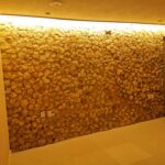 10 ideas creativas para iluminar tus paredes de piedra con LED