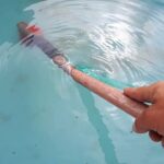 Trucos efectivos para limpiar el fondo de tu piscina sin limpiafondos