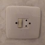 Actualiza tus llaves de luz y enchufes antiguos en 3 simples pasos